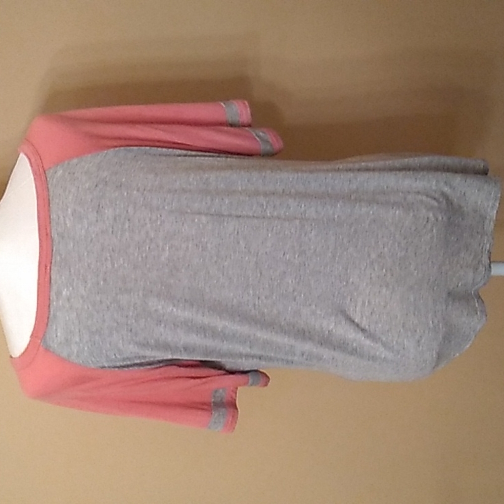 5 for $20! Grey and pink short sleeve t-shirt - Picture 4 of 6